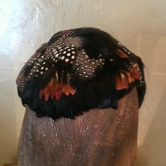 FABULOUS 1950s' BLACK/RUST/WHITE DOTTED FEATHER COCKTAIL HAT WITH BLACK VEIL - Picture 6 of 10